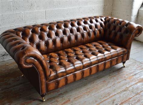 With a refined and refined style, it represents a timeless classic. Antique Belmont Chesterfield Sofa - 3 Seater - Antique Tan Rub Off Leather | Abode Sofas