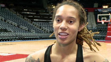 Brittney Griner delivers 500 shoes to homeless in Phoenix in inaugural 