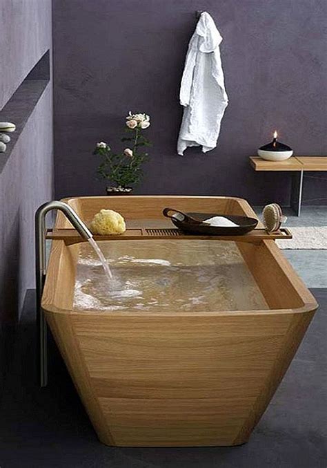 Japanska bad rumstil och typer av badkar furake ofuro och trä foto