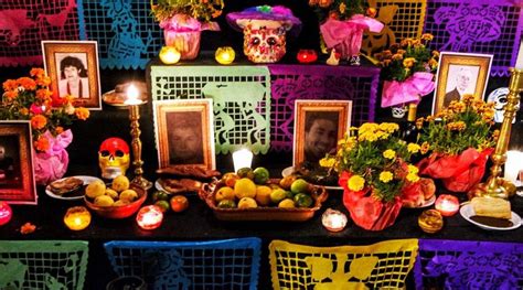 Ofrenda o altar de Día de Muertos significado y elementos que debe