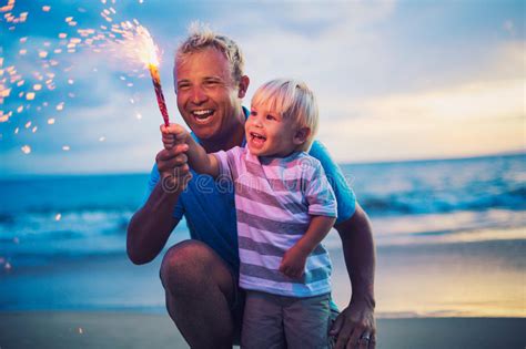 Fuochi D Artificio Di Illuminazione Del Figlio E Del Padre Fotografia Stock Immagine Di