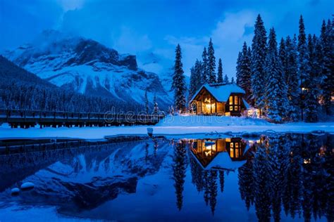 Emerald Lake Lodge Stock Image Image Of Reflection 179785087