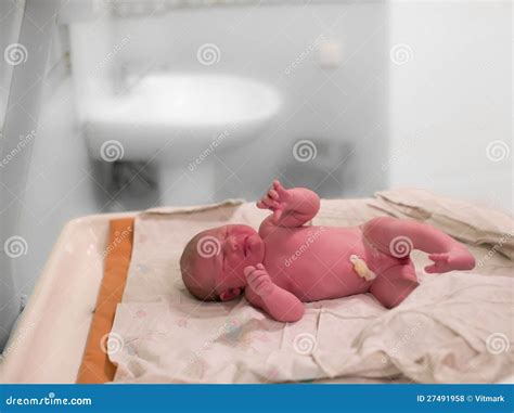 A Newborn Baby Girl Cries Moments After Birth Royalty Free Stock Photos