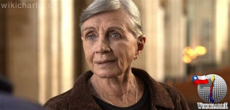 En un futuro cercano, una joven se convierte en trabajadora. Peggy Cordero - WikicharliE