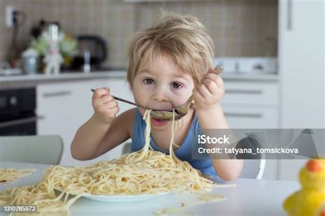 Anak Lakilaki Pirang Kecil Anak Balita Makan Spaghetti Untuk Makan
