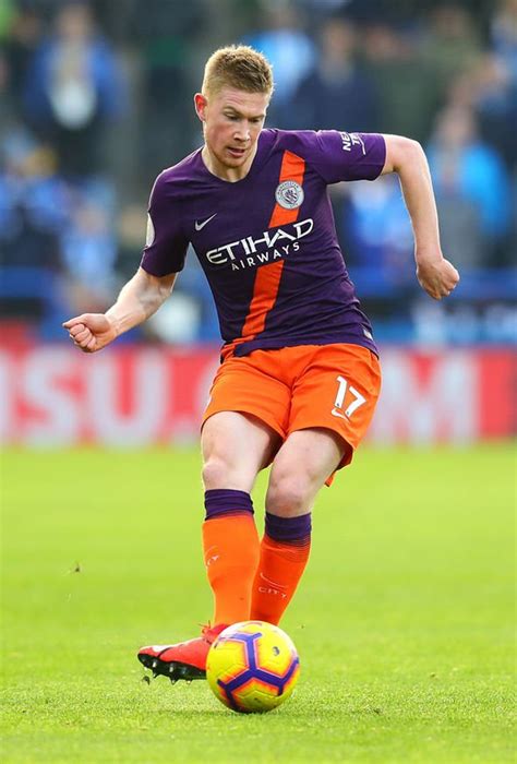 Manchester city, takımın yıldız ismi kevin de bruyne'nin sözleşmesinin 2025'e kadar uzatıldığını açıkladı. Man City star Kevin de Bruyne fires warning to rivals ahead of Premier League run-in | Football ...