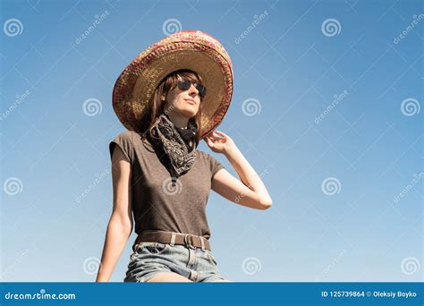 Het Jonge Mooie Meisje In Sombrero En Bandana Kleedde Zich Omhoog Als