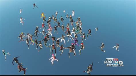 65 Daring Women Set Skydiving World Record Youtube