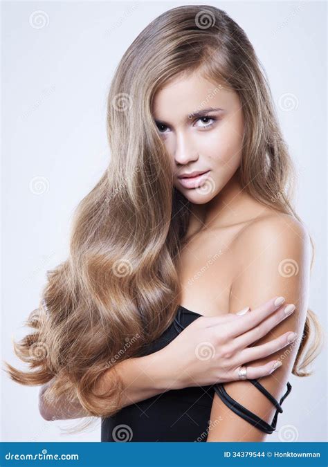 Jeune Femme Magnifique De Brune Avec De Longs Cheveux Fascinants Photo Stock Image Du Beauté