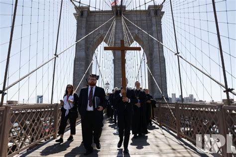 Photo Good Friday Way Of The Cross Procession Over The Brooklyn Bridge