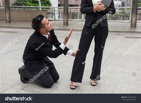 8499 Afbeeldingen Voor Man Kneeling Woman Afbeeldingen Stockfoto‘s En Vectoren Shutterstock