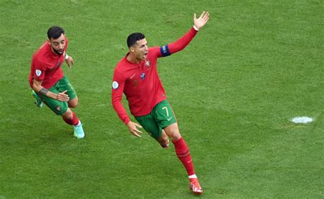 Với cú đúp ghi được vào lưới đt pháp, ronaldo đã sở hữu cho riêng mình 5 bàn thắng ở giải đấu hấp dẫn nhất. Vua phá lưới EURO 2020 sau vòng 2: Ronaldo dẫn đầu
