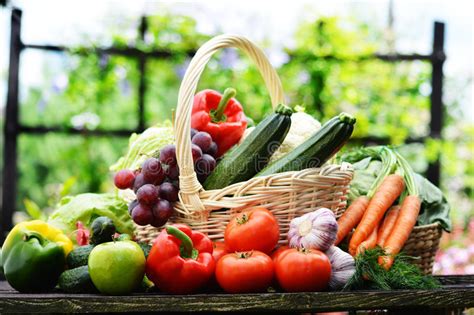 Verdure Organiche Fresche In Canestro Di Vimini Nel Giardino Fotografia