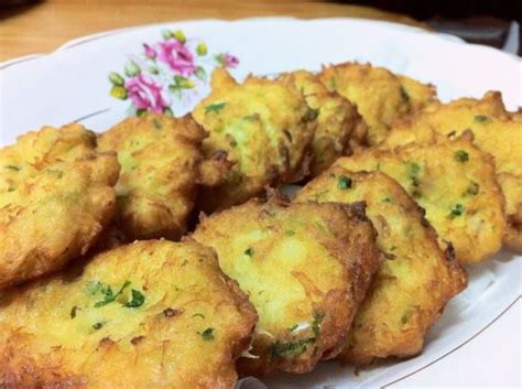 Bacalhau à portuguesa é o prato que iremos confeccionar hoje. Receita Pataniscas de bacalhau - Receitas Para Todos os Gostos