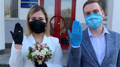 Любовь победит в Киеве во время карантина пара расписалась в масках и
