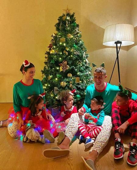 عکس خانوادگی و جالب رونالدو در جشن کریسمس حیاط خلوت