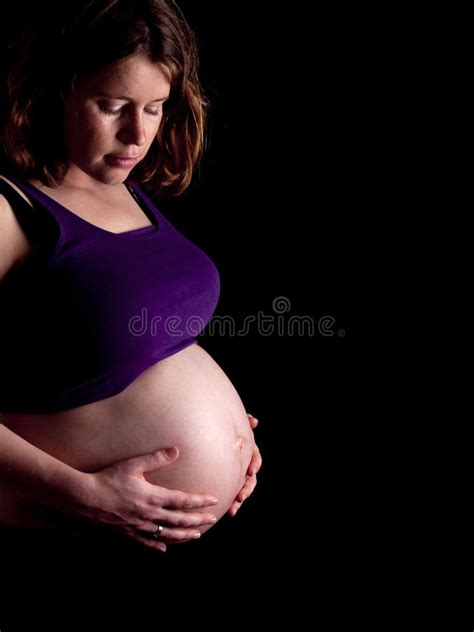 Veckor Gravid Ung Kvinna Som Rymmer Hennes Nakna Buk Fotografering
