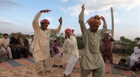 صحرائے تھر میں ڈانڈیا رقص کی دم توڑتی روایت پاکستان کے صوبہ سندھ میں ثقافت کے کئی رنگ ہیں اور