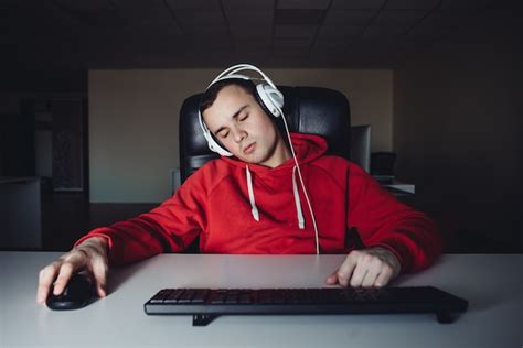 Premium Photo Gamer Asleep At Home On The Computer Young Man