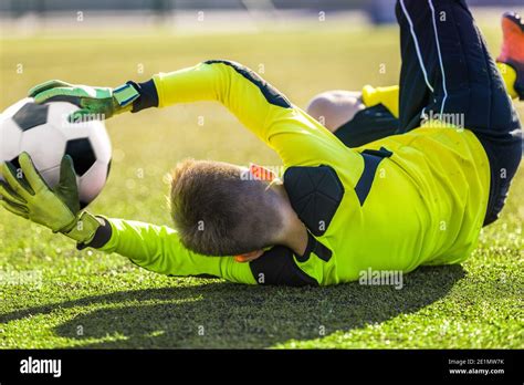 Football Action Jumping Saving Hi Res Stock Photography And Images Alamy