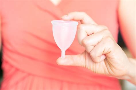 Menstruatiecup Hoe Werkt Het Inbrengen En Wat Zijn De Voordelen Of Nadelen Of Is Het Beter