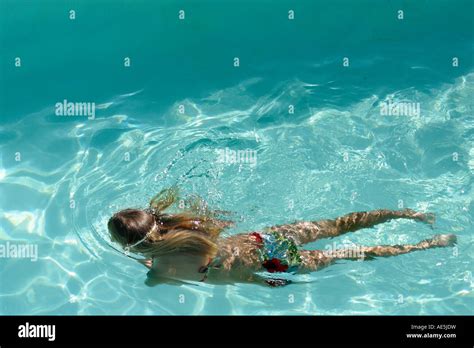 Teenager Mädchen Im Bikini Schwimmen Unter Wasser In Einem Schwimmbad Stockfotografie Alamy