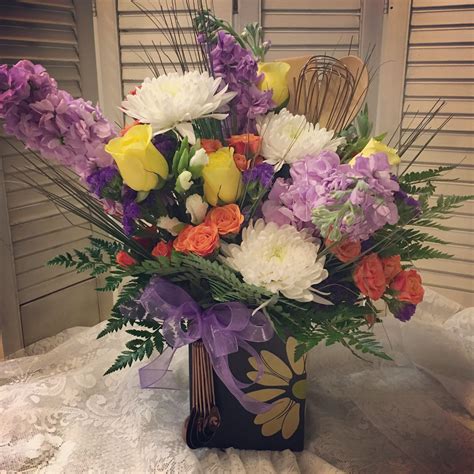Spring centerpieces add just the right touch to a fun, warm weather meal. Pin by Flowers & Thyme on Flower Love Shared! | Table ...
