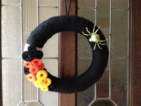Simple Chic And Festive Halloween Yarn Wreath With Glittery Spider And