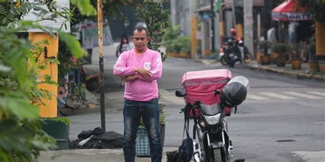 Sholat Di Trotoar Driver Ojol Ini Bikin Netizen Takjub