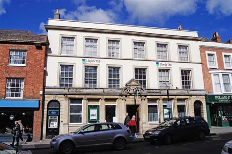 Find a route to 32 commercial way, woking with gps navigational coordinates: Lloyds Bank, Wells, Somerset