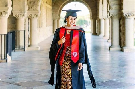 Lihat Kerennya Maudy Ayunda Berfoto Usai Lulus S2 Dari Stanford