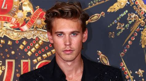 Elvis Star Austin Butler All Shook Up As Obsessed Fans Throw