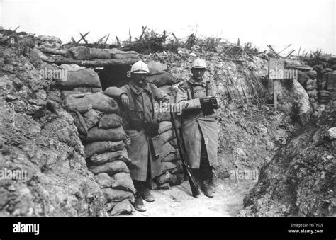 Fotografía Primera Guerra Mundial Soldados En Una Trinchera Fotografía De Stock Alamy