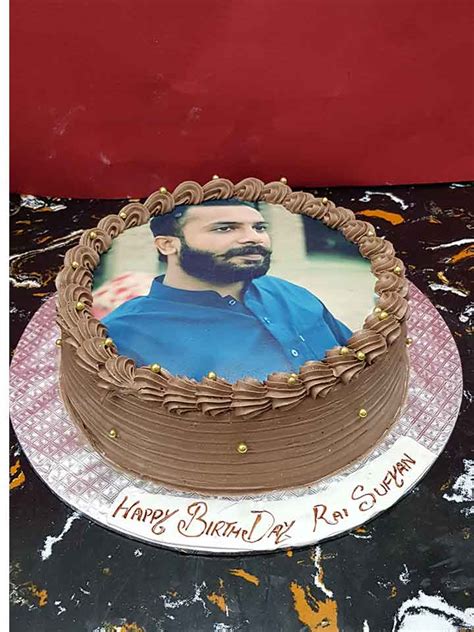 Remember that the yummy cake tucked away behind the pretty design is equally as important. Get a Funny birthday cake for men