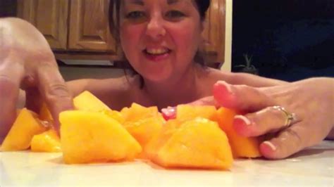 How To Cut A Cantaloupe Youtube