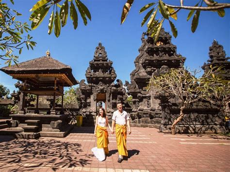 Lain kali perlu diingetin sebelum pakai helm nih. Bikini di Bali Akan "Ditertibkan" | Tagar