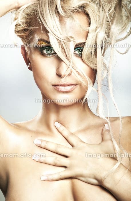 Portrait Of A Tempting Sensual Blond Womanの写真素材 88971735 イメージマート