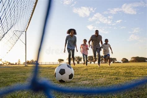Una Familia Negra Joven Que Corre Después De Un Fútbol Durante Un Juego