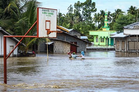 Dozens Killed By Mudslides And Flash Floods In Philippines