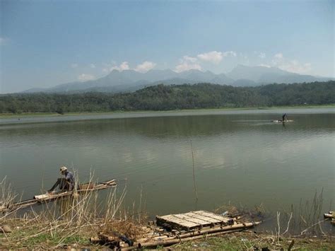 Waduk gunung rowo merupakan salah satu dari waduk yang ada di kabupaten pati. Waduk Gunung Rowo, Wisata Air di Lereng Gunung Muria