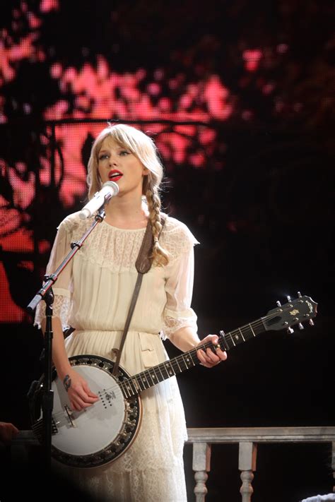 Opinion Taylor Swift Should Return To Country Music The Daily Illini