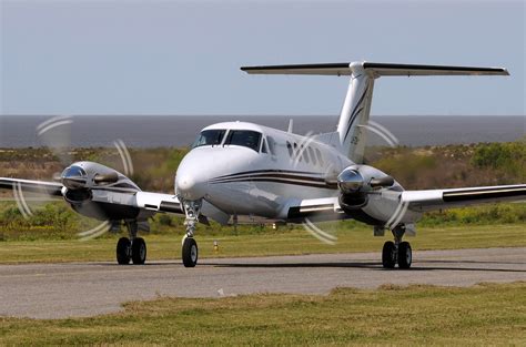 The faster sibling of the 350 the beechcraft king air b200gt. Raytheon Beechcraft King Air 200, pictures, technical data ...