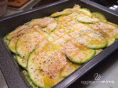 Disponiamole su una teglia rivestita di carta da forno in un'unico strato. Sformato di zucchine gratinate, ricetta velocissima | Oggi ...