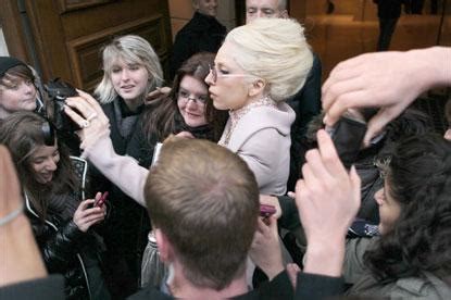 Photos Lady Gaga Gets Groped By Female Fan