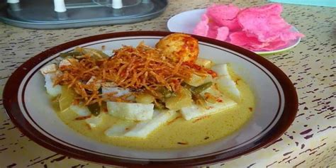 Lontong is an indonesian dish made of compressed rice cake in the form of a cylinder wrapped inside a banana leaf, commonly found in indonesia, malaysia and singapore. Ini 5 Makanan Khas Medan Saat Lebaran, Salah Satunya Gulai Nangka Muda