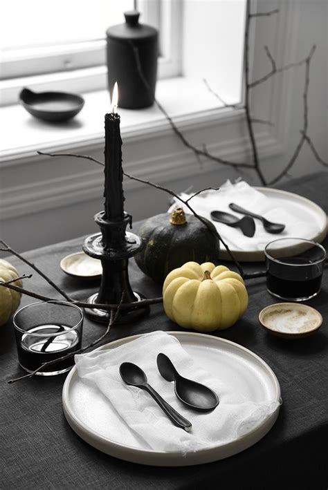 Elegantly Creepy Halloween Table Halloween Table Settings Spooky