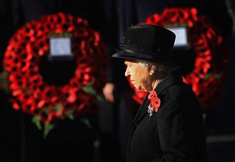 Remembrance Day In Pictures Elizabeth Ii Remembrance Sunday Queen