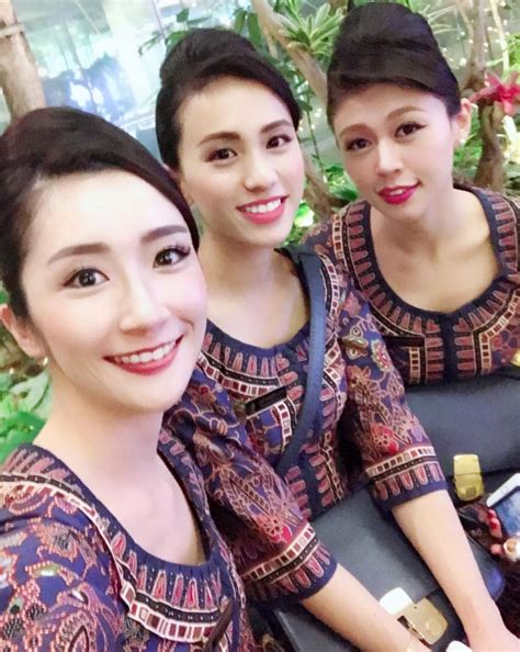 Cabin crew can be ranked for service and politeness but the best cabin crew in the world is between qatar airways and singapore, not emirates. 【Singapore】 Singapore Airlines cabin crew / シンガポール航空 客室乗務員 ...