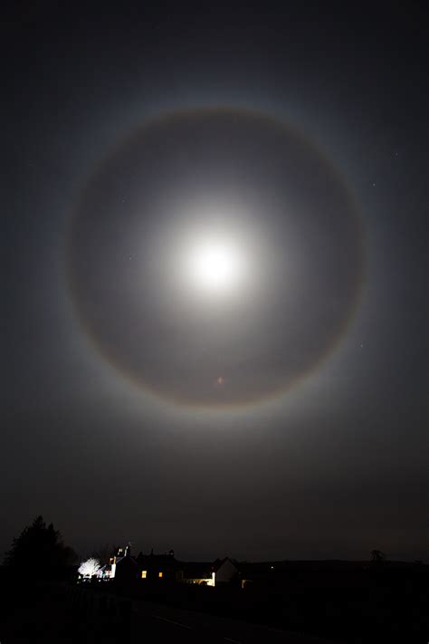 The halo is seen in the red circle in the 1 square kilometer image at left and the closeup at right. Halo lunar desde Elgin, Escocia - El Universo Hoy