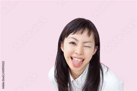 舌を出す女性 の ストック写真とロイヤリティフリーの画像 Pic 30954322